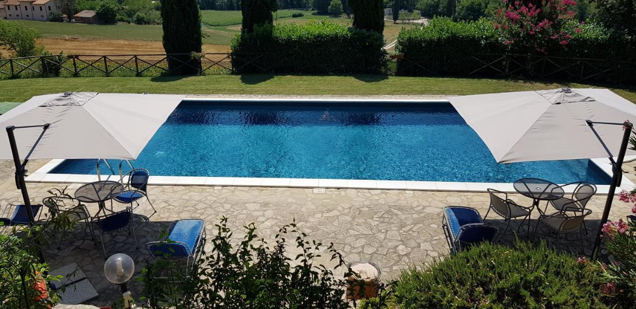 Case In Campagna Con Piscina A Todi Luaran gambar
