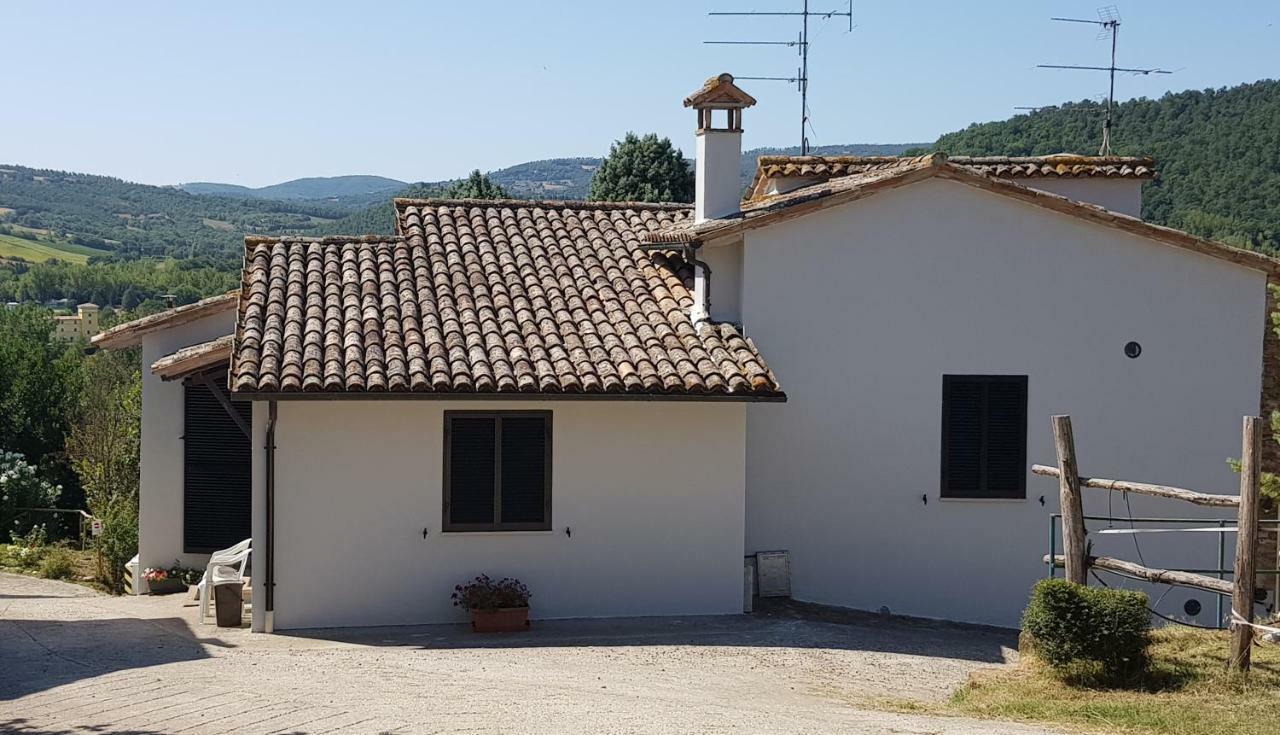 Case In Campagna Con Piscina A Todi Luaran gambar