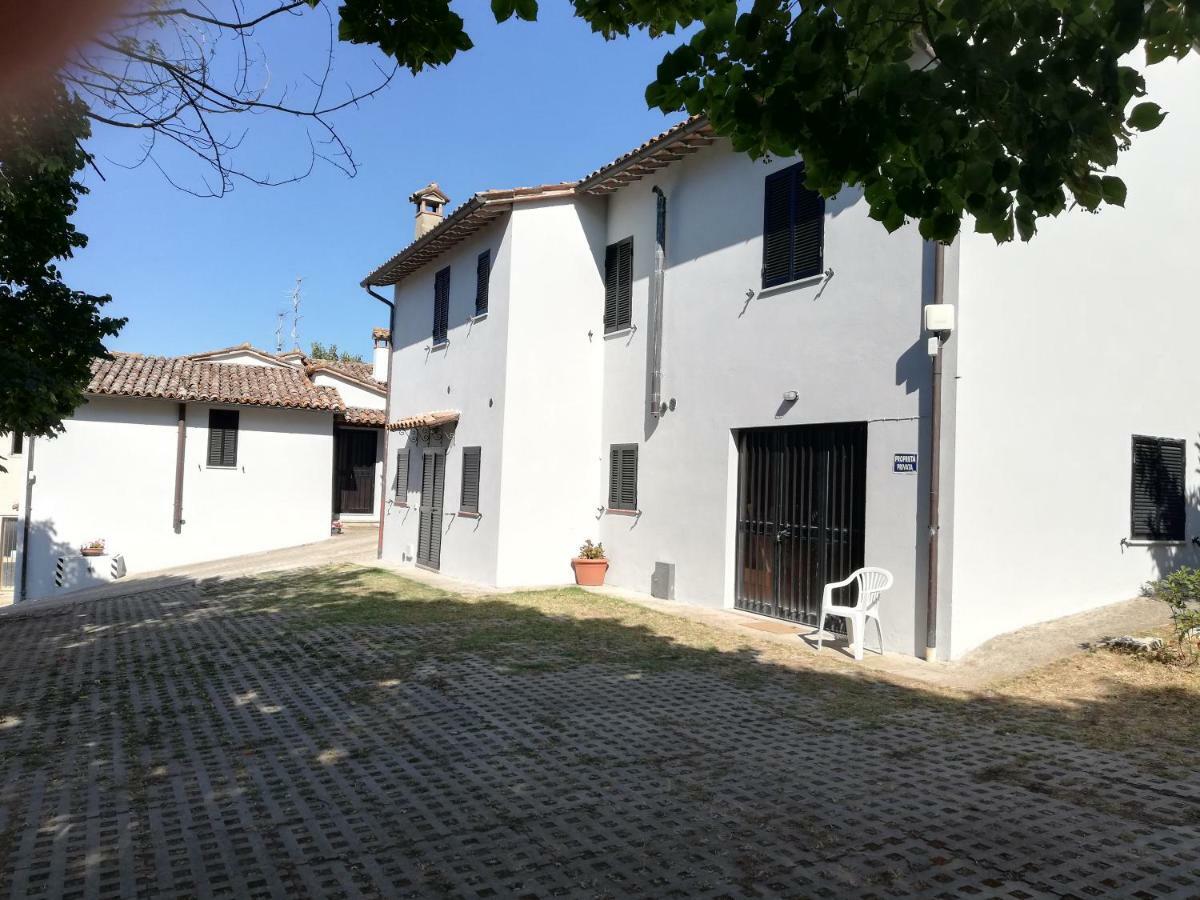 Case In Campagna Con Piscina A Todi Luaran gambar